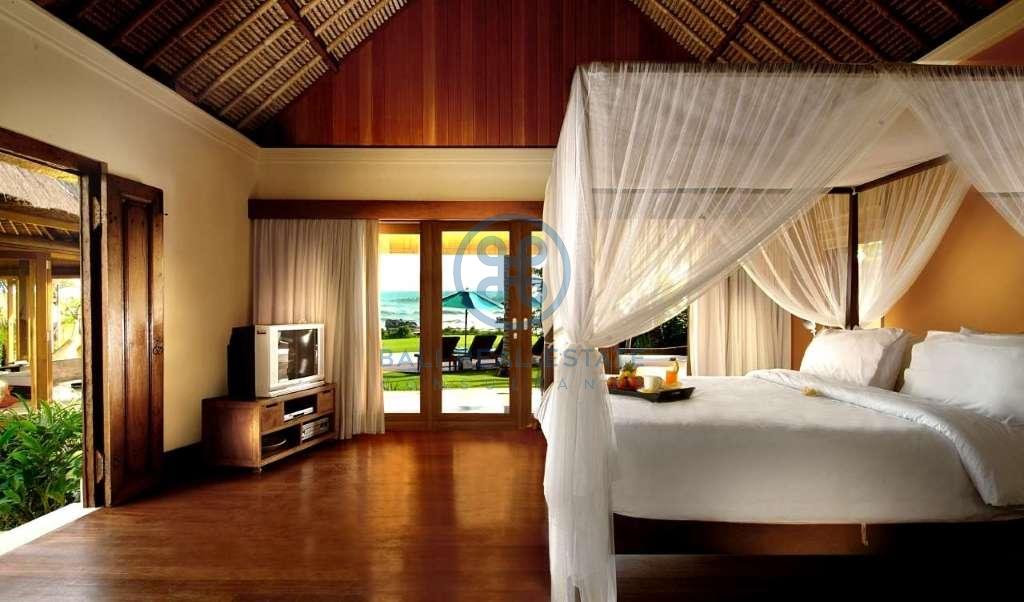 4 bedrooms villa beach front cemagi for sale rent 1