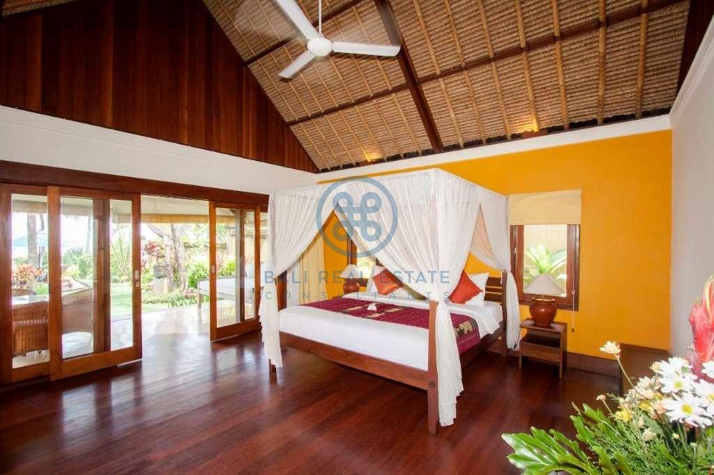 4 bedrooms villa beach front cemagi for sale rent 4