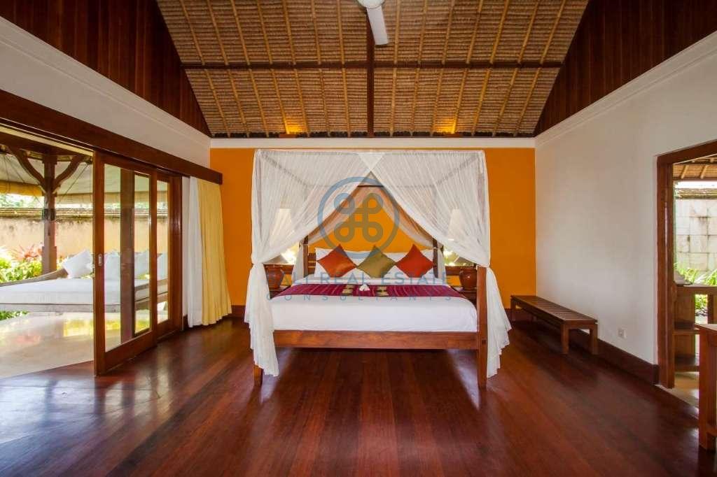 4 bedrooms villa beach front cemagi for sale rent 5