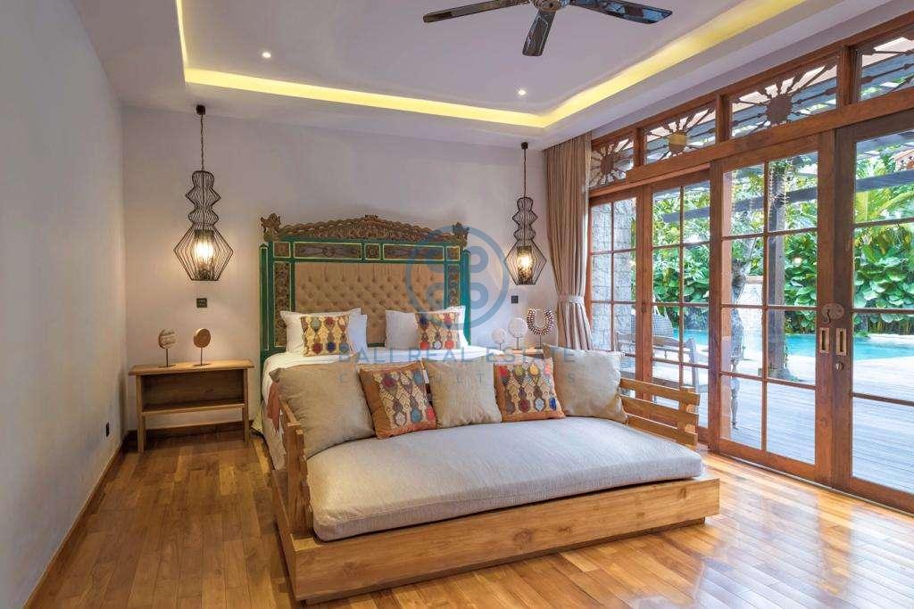 5 bedrooms traditional villa bukit area for sale rent 10