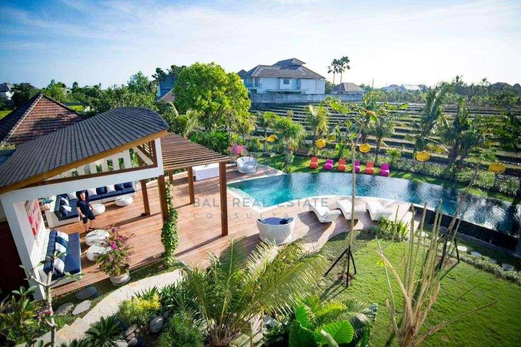 Stunning 5-Bedroom Villa Close proximity the Beach