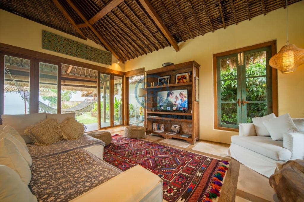 bedroom villa with private beach access in uluwatu for sale