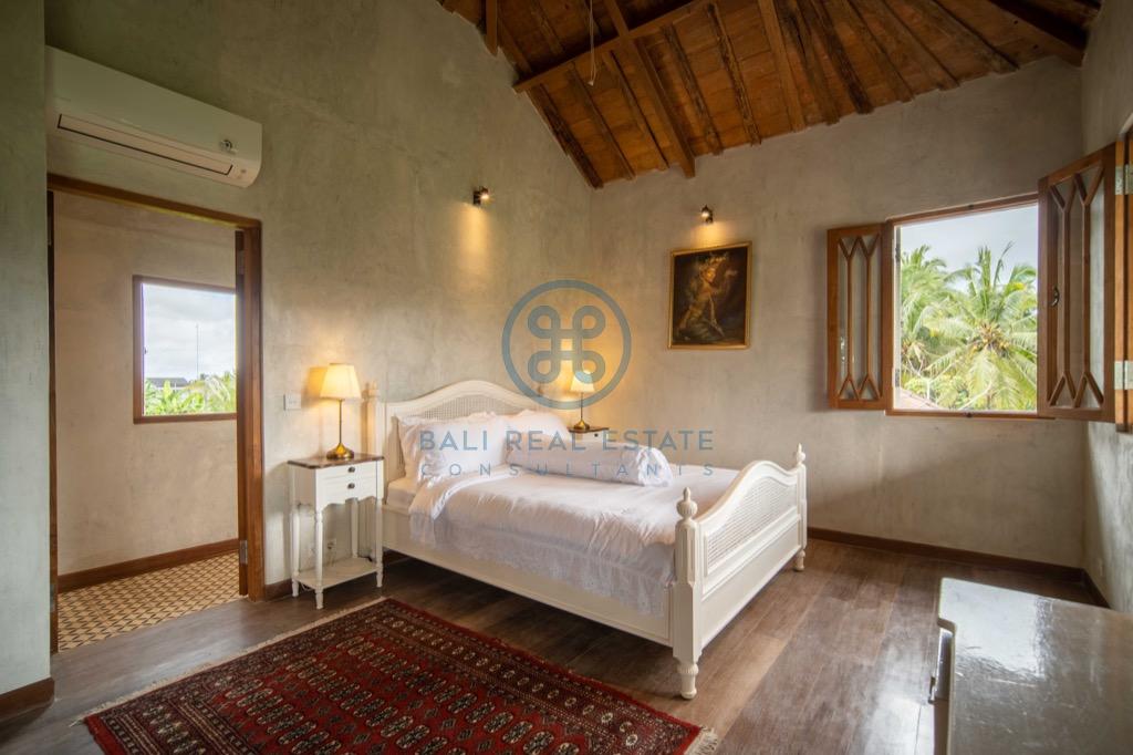bedroom villa surrounded by ricefields in ubud for sale