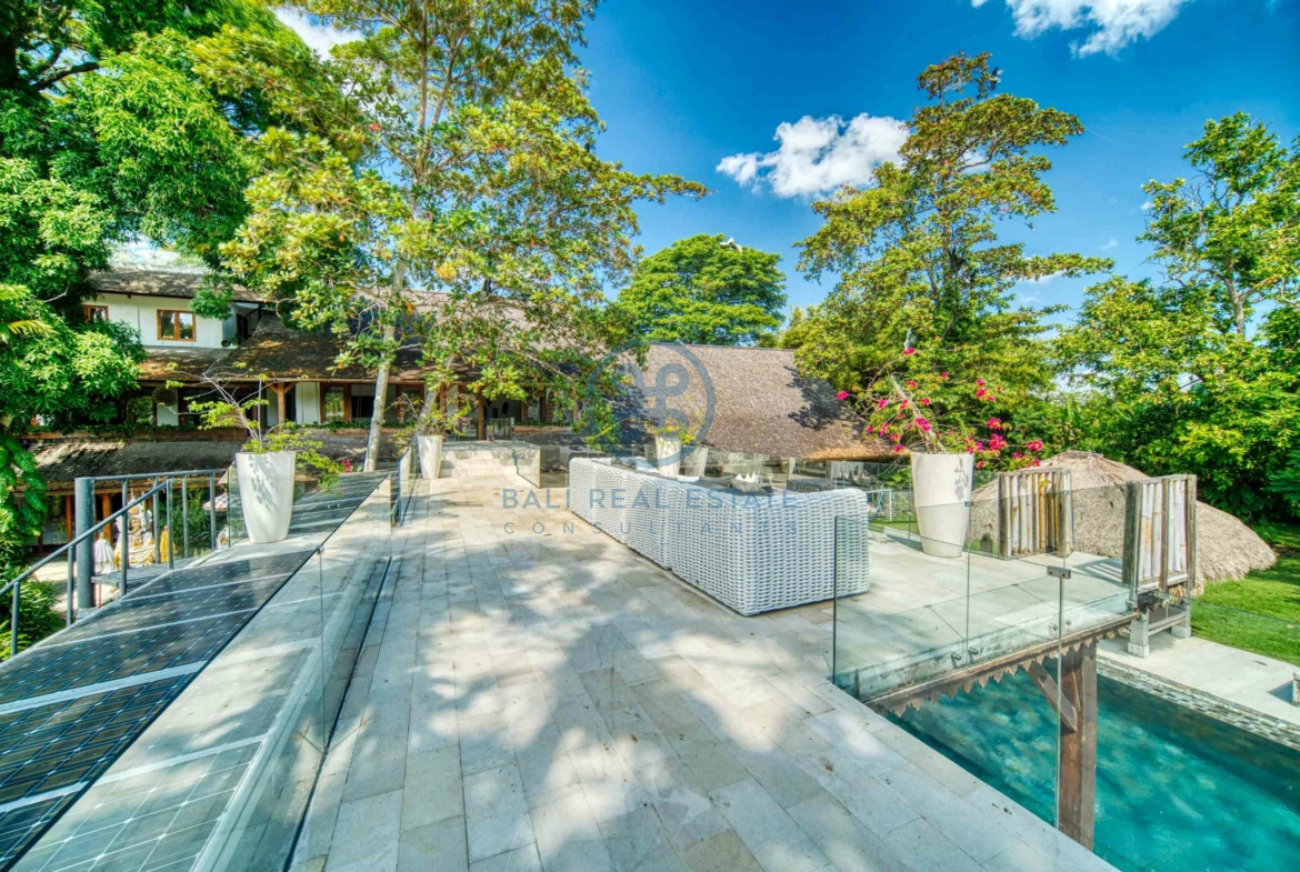 7 Bedroom Garden View Villa in Kerobokan Bali For Sale.