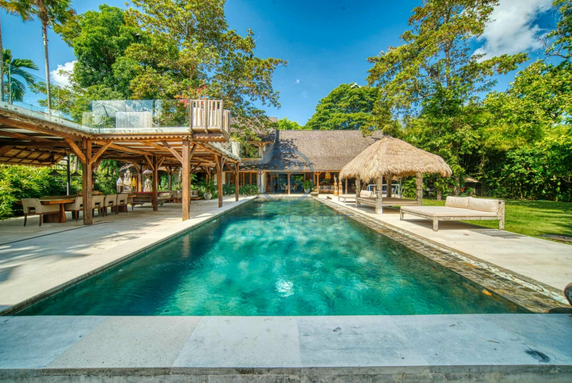 7 Bedroom Garden View Villa in Kerobokan Bali For Sale.